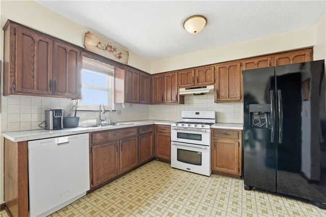 5421 Crest Drive, Kansas City, KS 66106