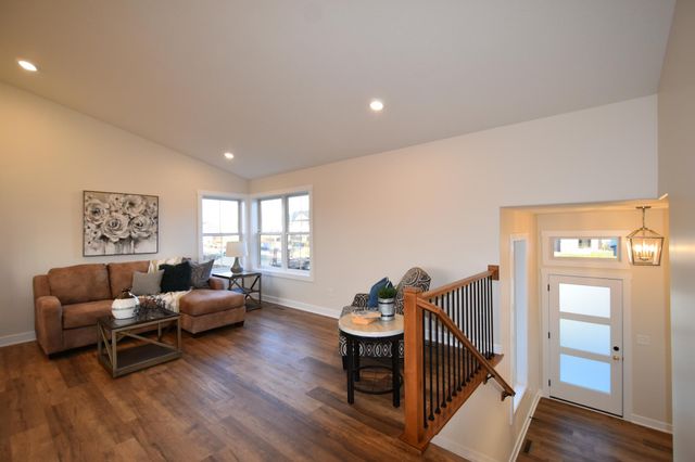 2215 Elk Run Drive SE, Pine Island, MN 55963