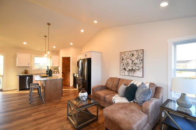 2215 Elk Run Drive SE, Pine Island, MN 55963