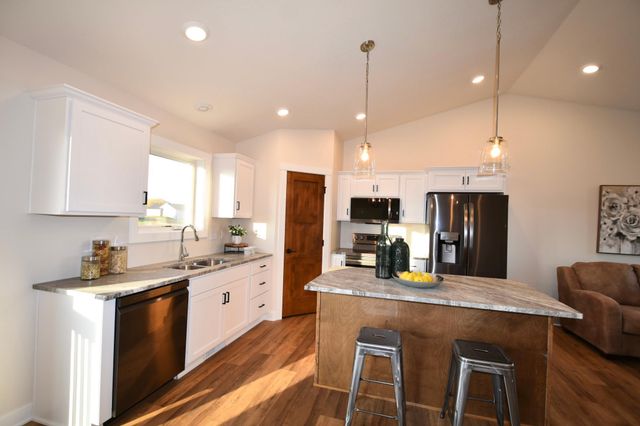 2215 Elk Run Drive SE, Pine Island, MN 55963