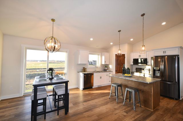 2215 Elk Run Drive SE, Pine Island, MN 55963