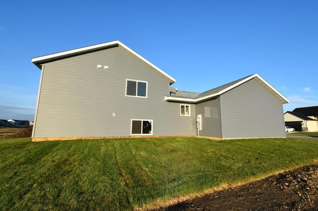 2215 Elk Run Drive SE, Pine Island, MN 55963