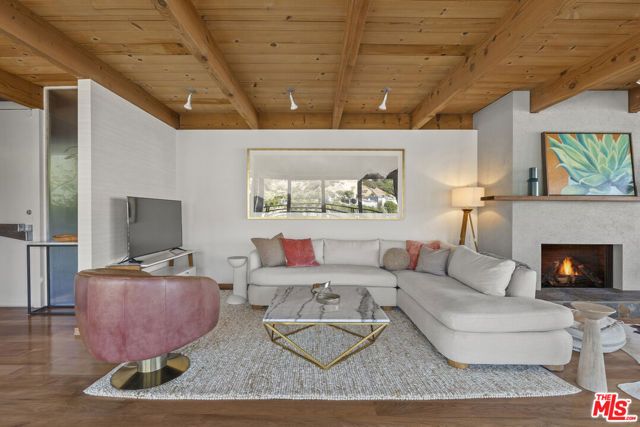 9119 Thrasher Avenue, Los Angeles, CA 90069