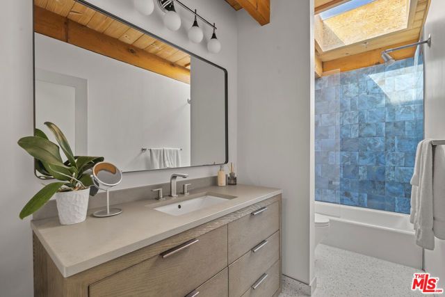 9119 Thrasher Avenue, Los Angeles, CA 90069