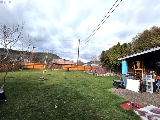 2904 N 3RD St, La Grande, OR 97850