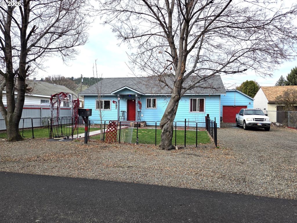 2904 N 3RD St, La Grande, OR 97850