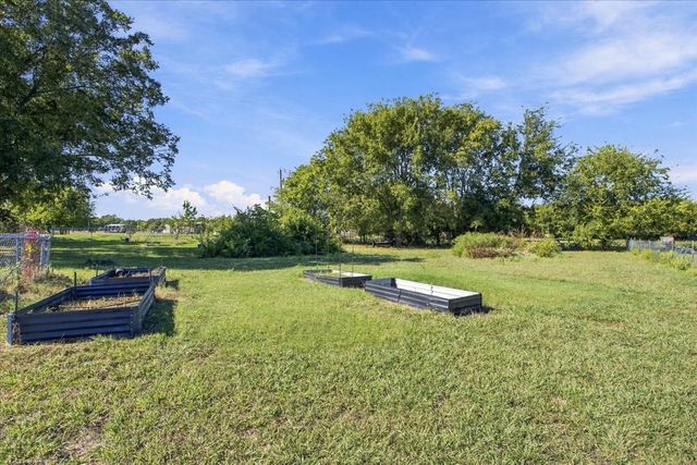 421 S Oak Street, Ector, TX 75439