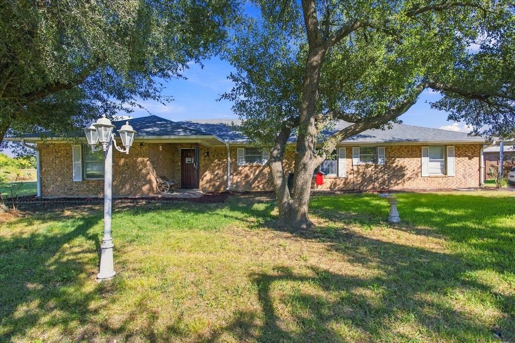 421 S Oak Street, Ector, TX 75439