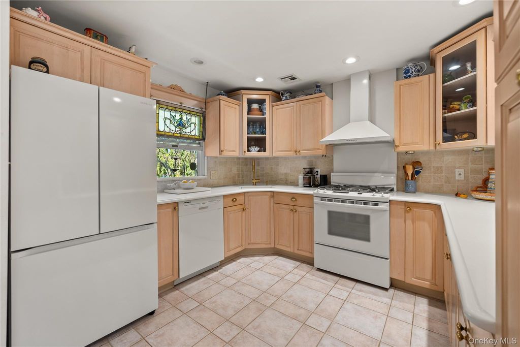 3 Lewis Circle, Babylon, NY 11702 — photo 4