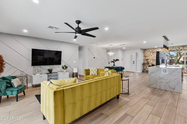 8707 E CLARENDON Avenue, Scottsdale, AZ 85251