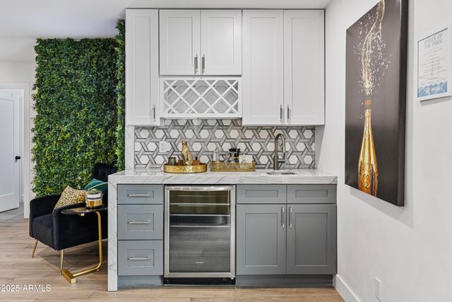 8707 E CLARENDON Avenue, Scottsdale, AZ 85251