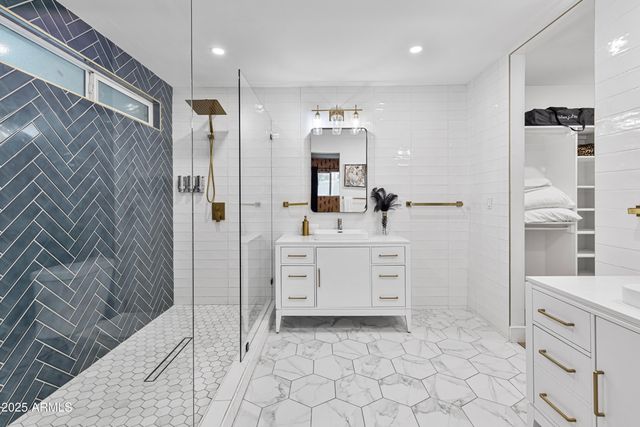 8707 E CLARENDON Avenue, Scottsdale, AZ 85251