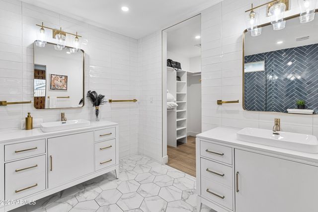 8707 E CLARENDON Avenue, Scottsdale, AZ 85251