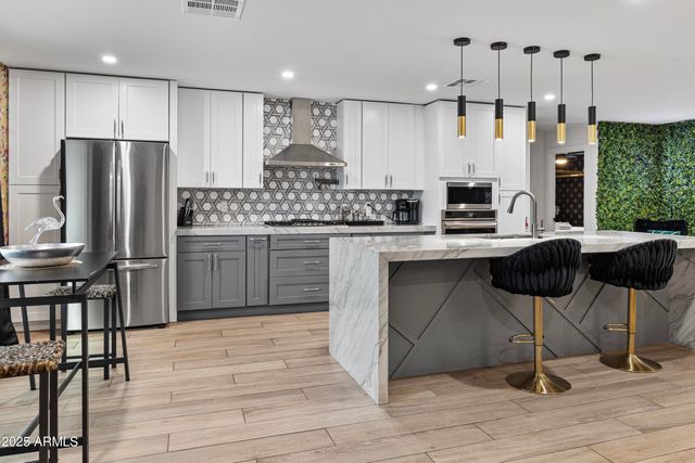 8707 E CLARENDON Avenue, Scottsdale, AZ 85251