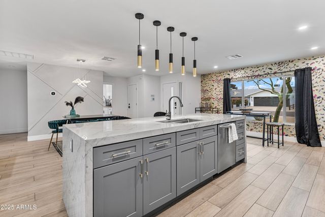 8707 E CLARENDON Avenue, Scottsdale, AZ 85251