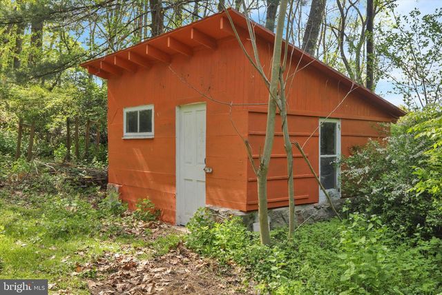 100 WALNUTTOWN RD, Fleetwood, PA 19522