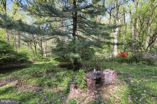 100 WALNUTTOWN RD, Fleetwood, PA 19522