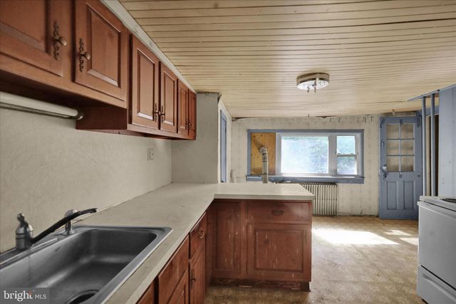 100 WALNUTTOWN RD, Fleetwood, PA 19522