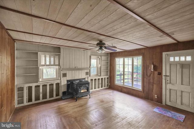 100 WALNUTTOWN RD, Fleetwood, PA 19522