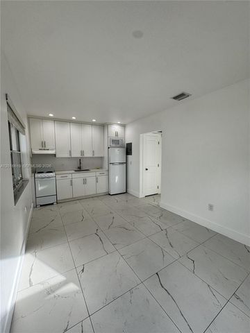 2142 NW 1st ST 2142, Miami, FL 33125