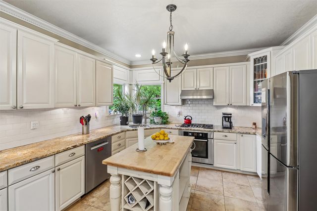 6725 NW 99th Street, Johnston, IA 50131