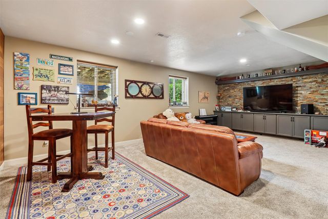 6725 NW 99th Street, Johnston, IA 50131