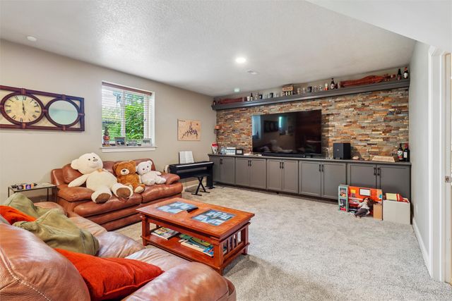 6725 NW 99th Street, Johnston, IA 50131