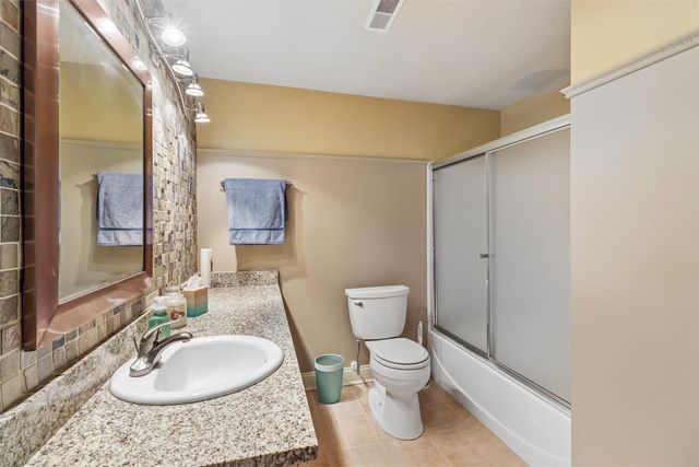 6725 NW 99th Street, Johnston, IA 50131