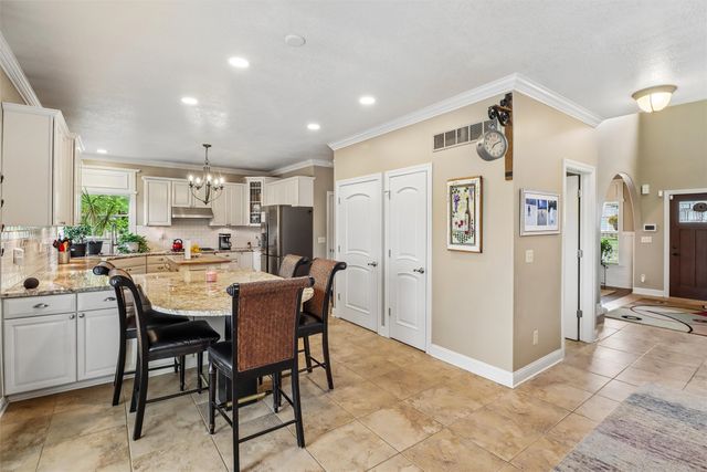 6725 NW 99th Street, Johnston, IA 50131