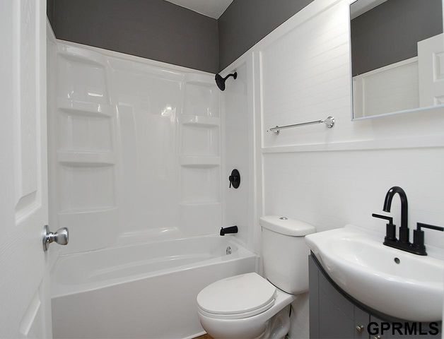 325 Scott Street, Council Bluffs, IA 51503