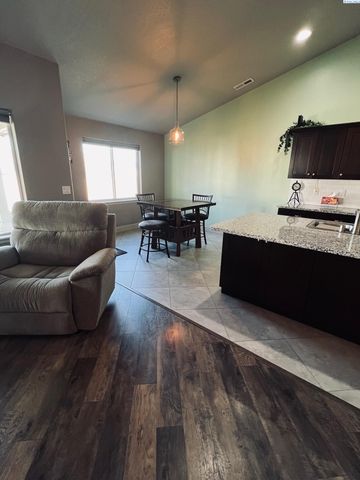 5005 Pinehurst Drive, Pasco, WA 99301