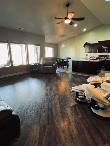 5005 Pinehurst Drive, Pasco, WA 99301