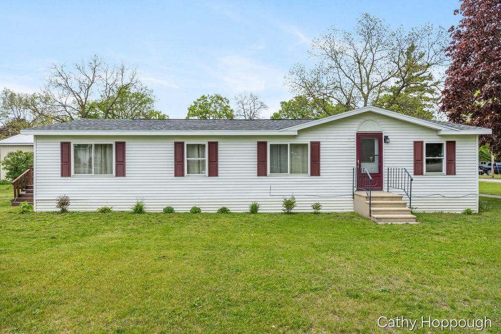 153 Baldwin Street, Lyons, MI 48851