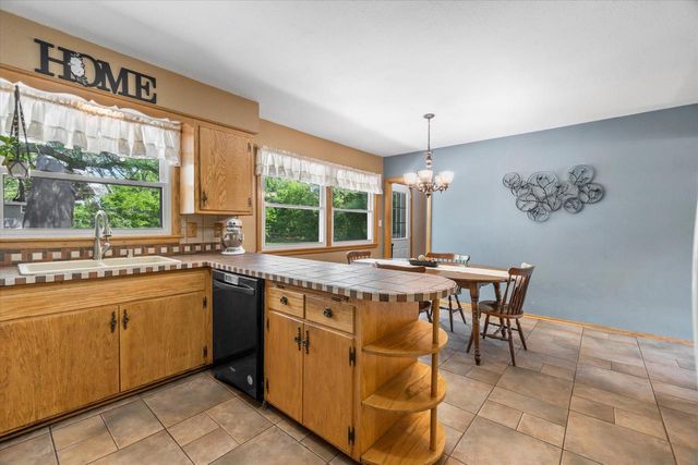 480 Rip Van Winkle DRIVE, Waukesha, WI 53186