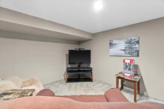 480 Rip Van Winkle DRIVE, Waukesha, WI 53186
