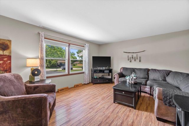 480 Rip Van Winkle DRIVE, Waukesha, WI 53186