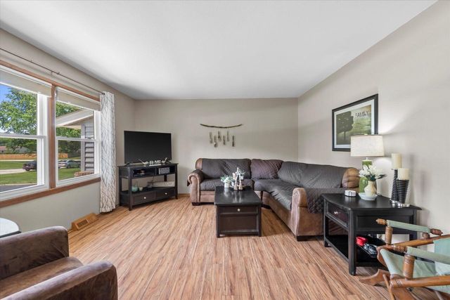 480 Rip Van Winkle DRIVE, Waukesha, WI 53186