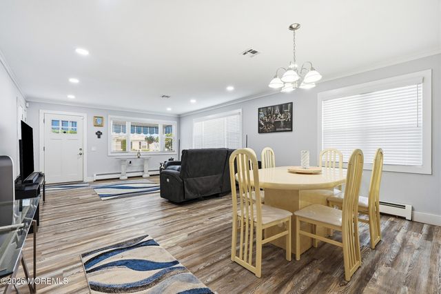 39 Chesterfield Lane, Toms River, NJ 08757