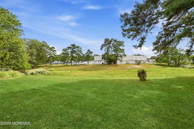 39 Chesterfield Lane, Toms River, NJ 08757