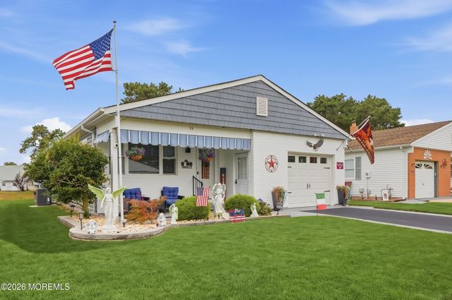 39 Chesterfield Lane, Toms River, NJ 08757