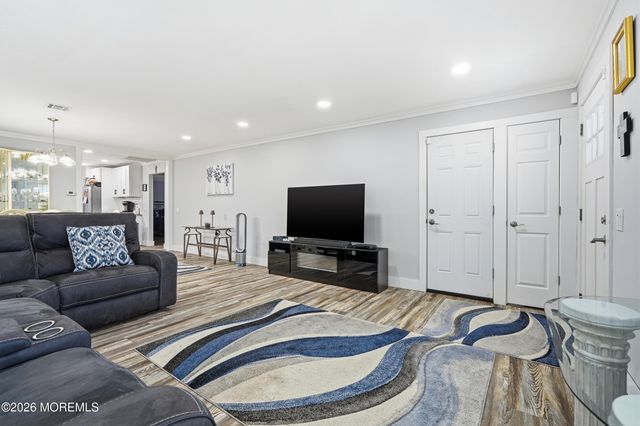 39 Chesterfield Lane, Toms River, NJ 08757