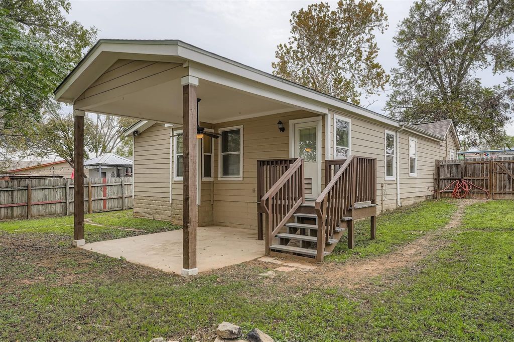 304 S Main ST, Elgin, TX 78621