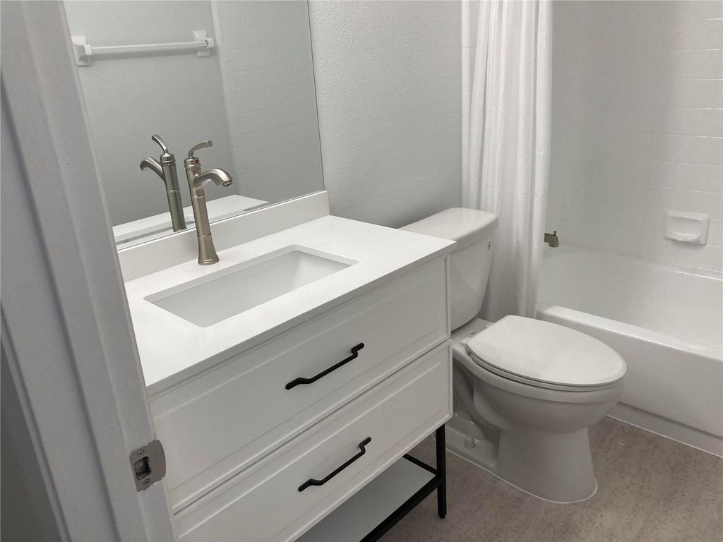 Image 13 of property listing at 1015 GAMMAGE POINT, Oviedo, FL 32765