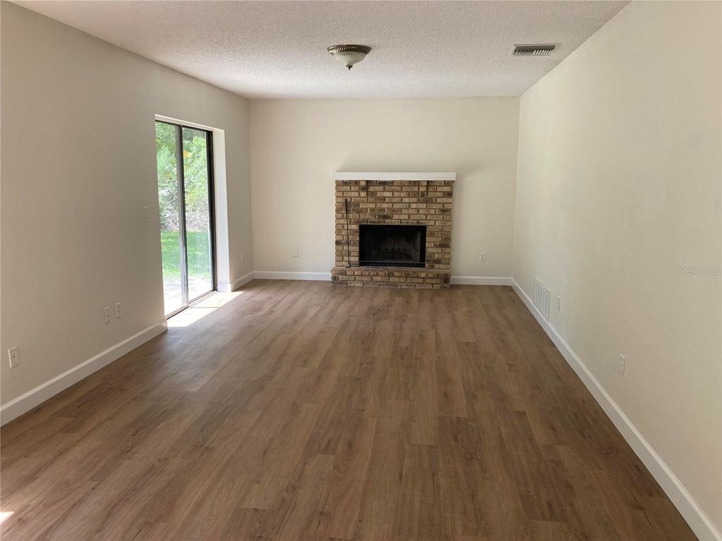 Image 6 of property listing at 1015 GAMMAGE POINT, Oviedo, FL 32765