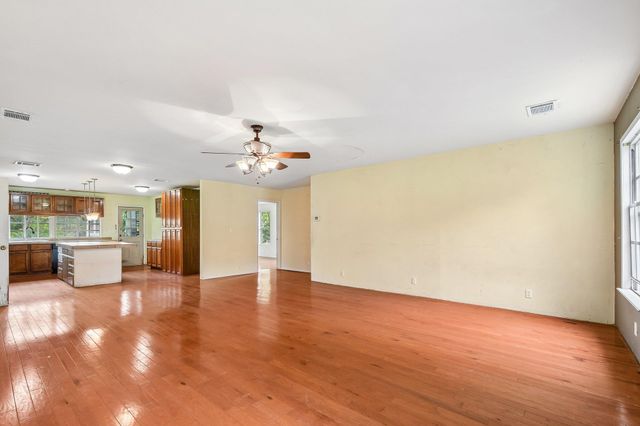 116 Hart LN, Cedar Creek, TX 78612