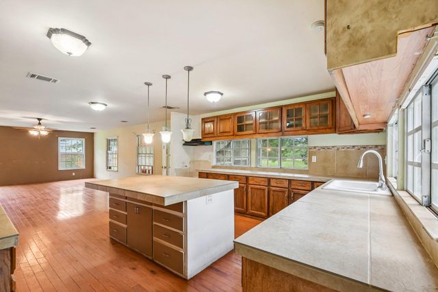 116 Hart LN, Cedar Creek, TX 78612