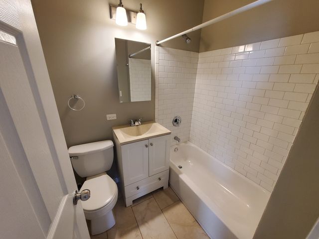 1532 W 18th Place 2R, Chicago, IL 60608