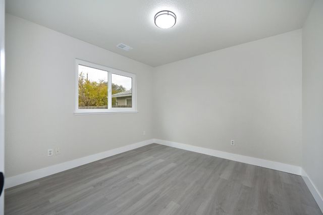 5040 34th St, Sacramento, CA 95820