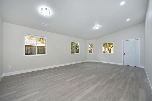 5040 34th St, Sacramento, CA 95820