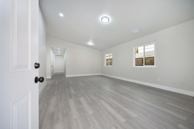 5040 34th St, Sacramento, CA 95820